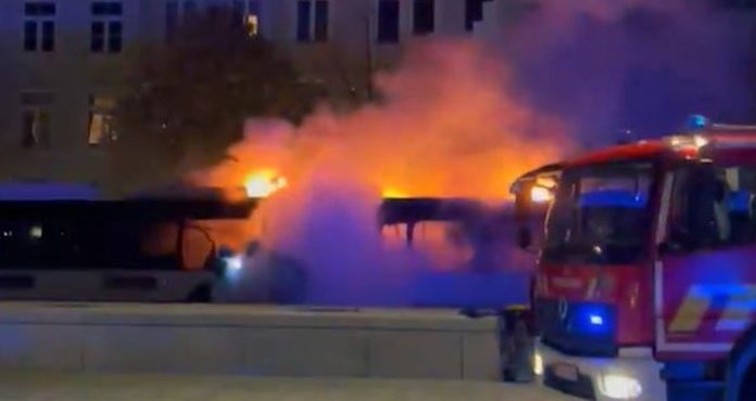 Uun supporter du Barçà met le feu à un bus avant le match de Ligue des champions