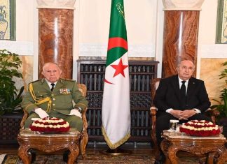 Le Président de la République préside une cérémonie de remise de médailles au Palais du Peuple